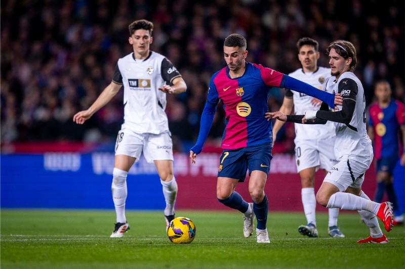 Valencia khó giành được điểm trước Barcelona